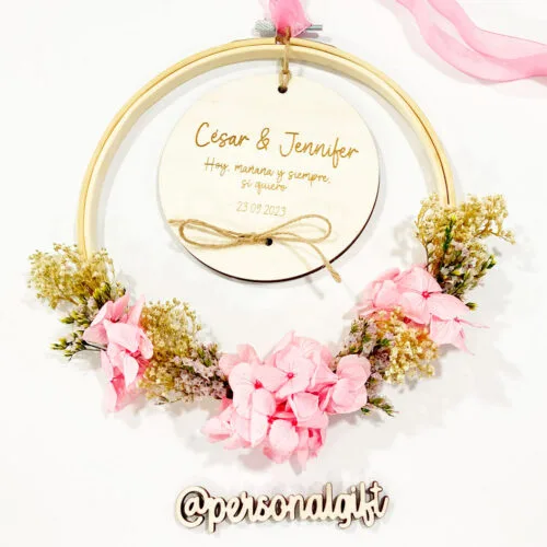 Porta alianzas personalizado con placa de madera
